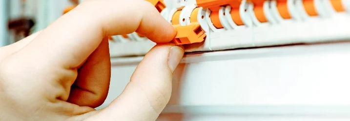 Hand schaltet Sicherung ein